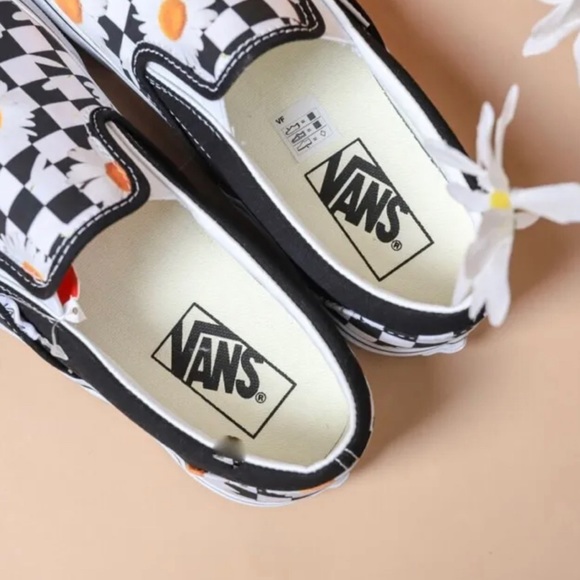 Vans Women’s Classic Slip-On  "Love Me/Love Me Not" Checker Daisy  VN0A5JMHB0B - Picture 4 of 11